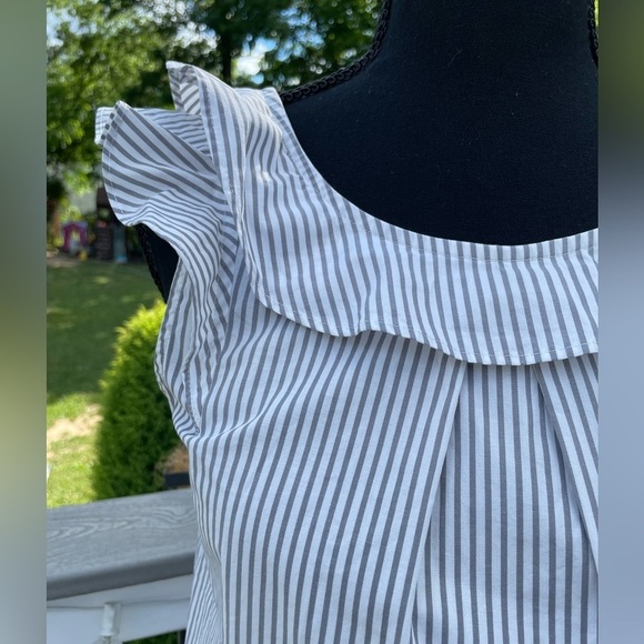 J Crew  - seersucker ruffle top - size 0 - Picture 2 of 9